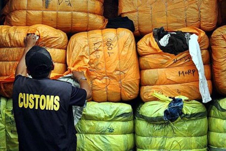 Kemendag Memusnahkan Ratusan Bal Baju Bekas Impor di Minahasa