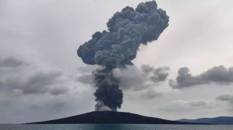 Gunung Anak Krakatau Erupsi Lagi, Semburkan Abu Vulkanik Setinggi 2.500 Meter