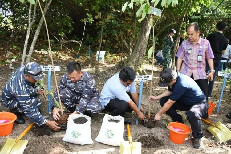 TNI AL Banten Gandeng Pemerintah dan Sejumlah Industri Bersihkan Sampah di Pulau Merak