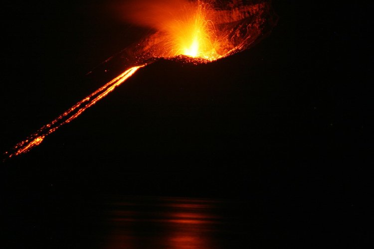 Gunung Anak Krakatau Kembali Alami Erupsi Kedua Kalinya Pada Tengah Malam