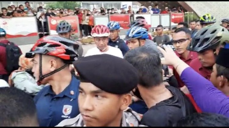 Bersepeda di CFD Bundaran HI, Jokowi Bagi-bagi Kaus Hitam ke Warga