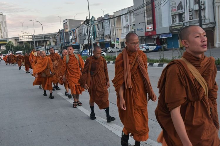 Pecahkan Rekor MURI, Puluhan Biksu Berjalan dari Thailand ke Candi Borobudur
