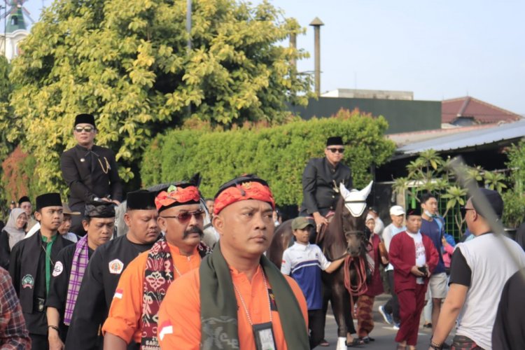 Nikah Massal di Stadion Patriot Bekasi, 300 Pasangan Diarak