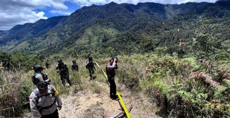 Polda Papua Kombes Lakukan Evakuasi Terhadap Pekerja Tower BTS yang Disandera KKB
