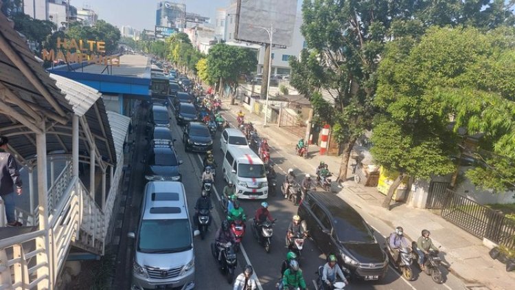 Pengendara Teroboos Jalur Busway Untuk Hindari Kemacetan di Jalan Mampang