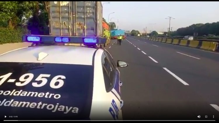 Polisi Tindak Sejumlah Sopir yang Parkir Liar di Bahu Jalan Tol Jorr