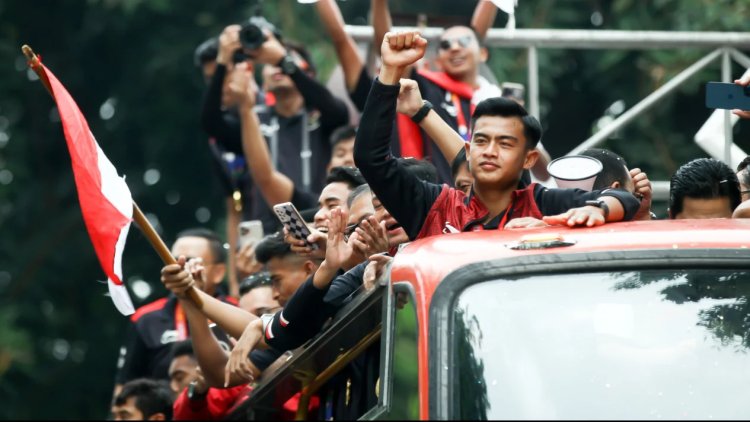 Warga Bersemangat Sambut Arak-arakan Kemenangan Timnas Indonesia Juara SEA Games 2023