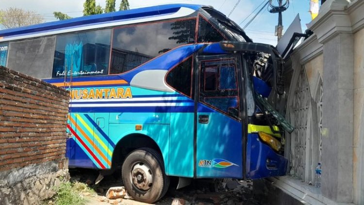 Duh! Sebuah Bus Tabrak Mobil hingga Masjid di Mataram, 8 Orang Luka-luka