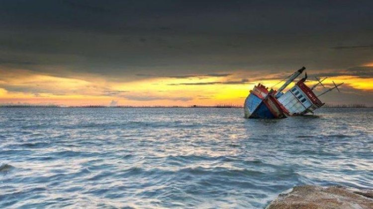 Duh! Kapal Wisata Angkut 18 Orang di Perairan Batu Tiga Labuan Bajo Tenggelam