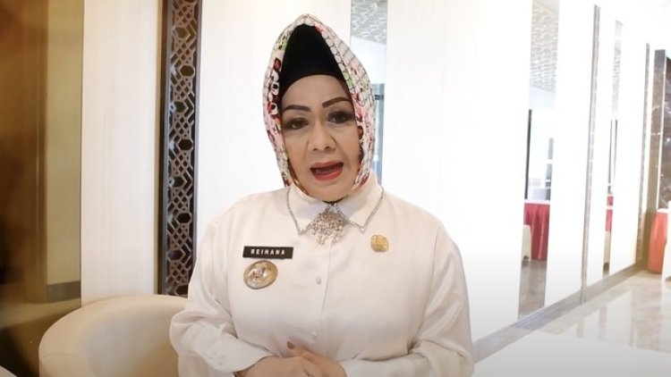 Kadinkes Lampung Tak Tutupi Wajahnya Lagi Menggunakan Majalah Saat Klarifikasi Kedua di KPK