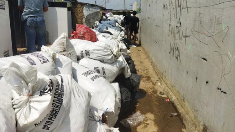 Pandawara Group Bersama Warga Bersihkan Pantai Teluk di Kecamatan Labuan Banten, Sampah Capai Ribuan Karung