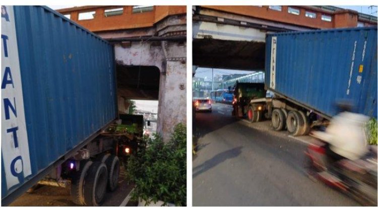 Truk Kontainer Tersangkut di Bawah Jembatan Rel KA Matraman, Polisi Meluncur ke TKP