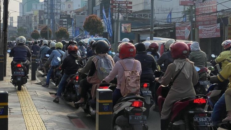 Jalan Kartini Depok Macet Pagi Ini, Sejumlah Pengendara Motor Nekat Naik Trotoar