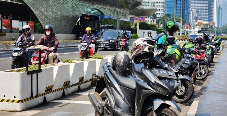 Dishub DKI Tertibkan Jalur Sepeda di MH Thamrin Gegara Sering Jadi Parkiran Ojol