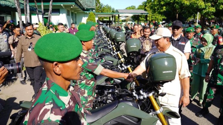 Menhan Prabowo Serahkan 40 Unit Motor Saat Kunjungi Kodim 1607/Sumbawa NTB