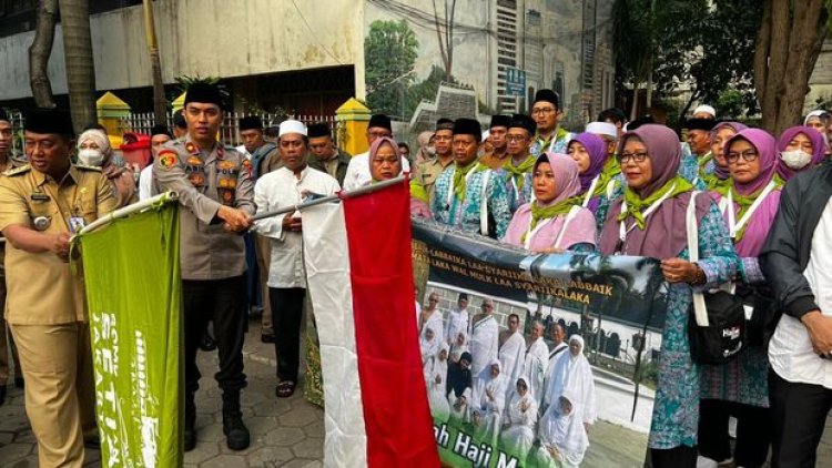 Polsek Setiabudi Kawal Rombongan Jemaah Haji dari Kecamatan Setiabudi Menuju Asrama Haji Pondok Gede