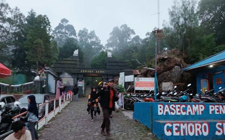 Isi Libur, Ratusan Pendaki Naik Puncak Lawu Via Cemorosewu Magetan