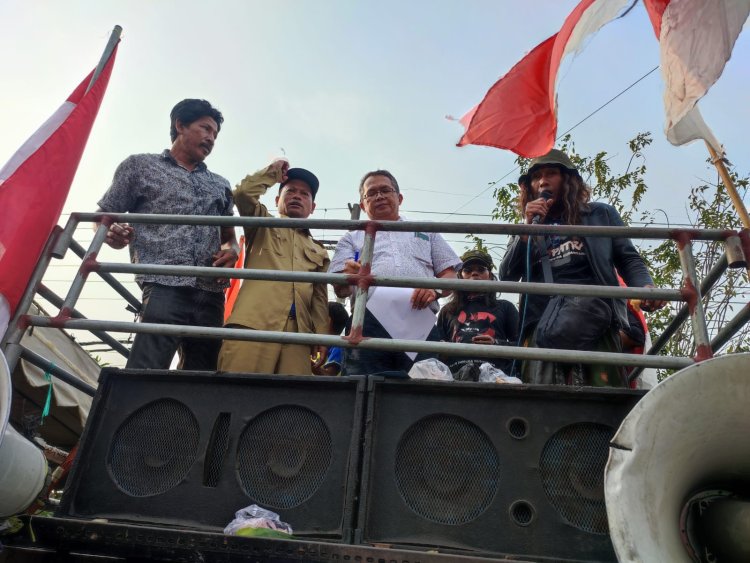 Tuntut Tenaga Kerja Lokal dan Pengelolaan Limbah, Warga Sukorejo Gresik Demo Blokade Jalan