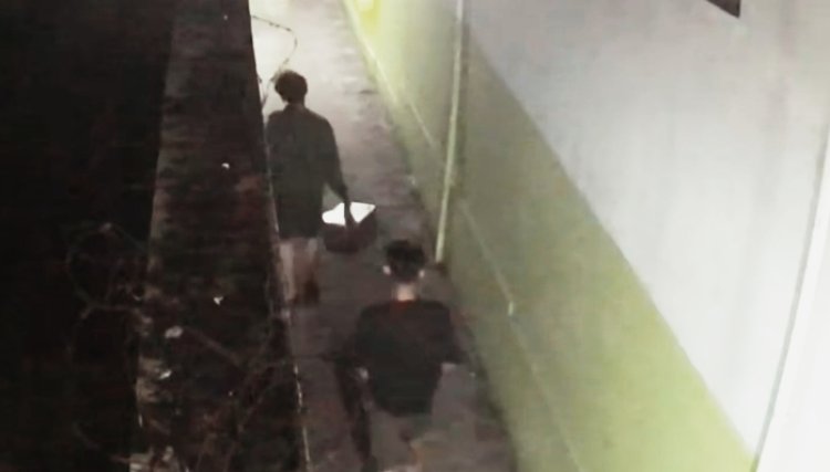 Dua Remaja di Magetan Terekam CCTV Curi Kotak Amal Masjid Al-Barokah Tambran