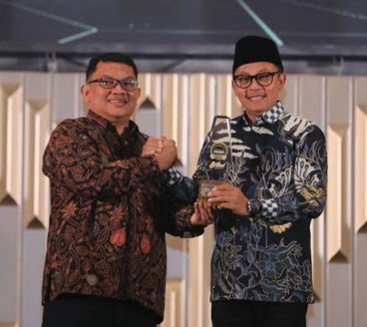 Wali Kota Sutiaji Terima Penghargaan Ajang Radar Malang Awards 2023