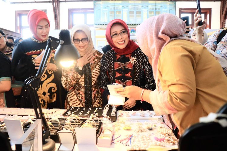 Ketua Dekranasda Kota Pasuruan Sukses Kenalkan Produk Unggulan Pada Acara Ladies Program Apeksi 18 Komisariat Wilayah IV