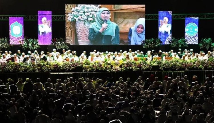 Gubernur Jatim Melebur Bersama Ribuan Jemaah Haul Akbar Pendiri Majelis Riyadlul Jannah