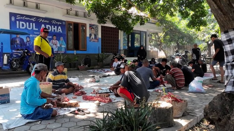 Hari Raya Idul Adha, Demokrat Situbondo Bagikan Ratusan Daging Kurban