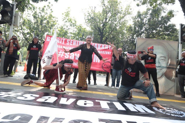 Gelar Aksi Unjuk Rasa di Balaikota, FSP TIM Serahkan Dekrit Seniman Jakarta ke Pj Gubernur DKI