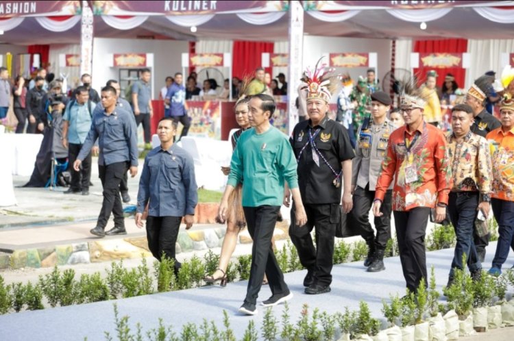 Presiden Jokowi Puji Kreativitas Anak Muda dalam Peresmian Papua Street Carnival,