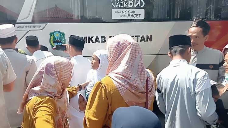 Tangis Cucu Warnai Kedatangan 11 Orang Jamaah Haji Asal Kabupaten Magetan