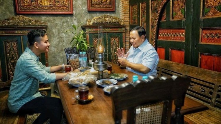 Makin Akrab! Prabowo Semobil dengan Gibran Sebelum Kunker ke Malang Bersama Jokowi