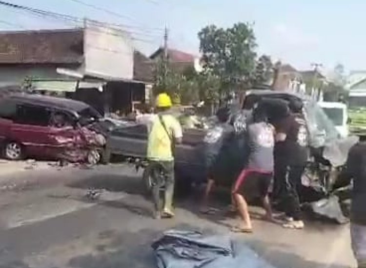 Dua Mobil Adu Banteng di Depan SPBU Geger Madiun, 7 Orang Luka Luka