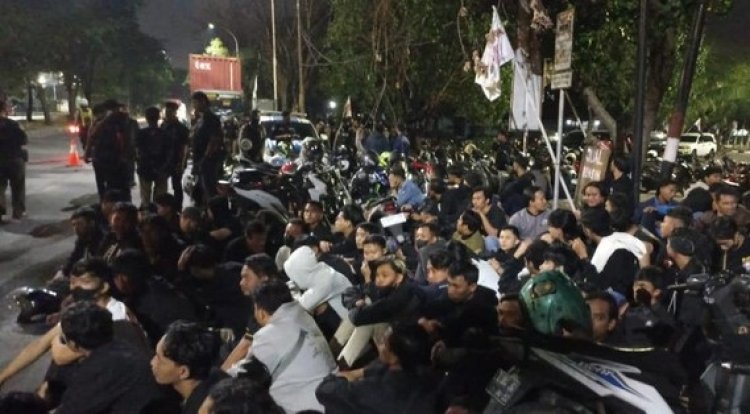Ratusan Pesilat Gelar Konvoi di Surabaya, 1 Polisi Ditabrak