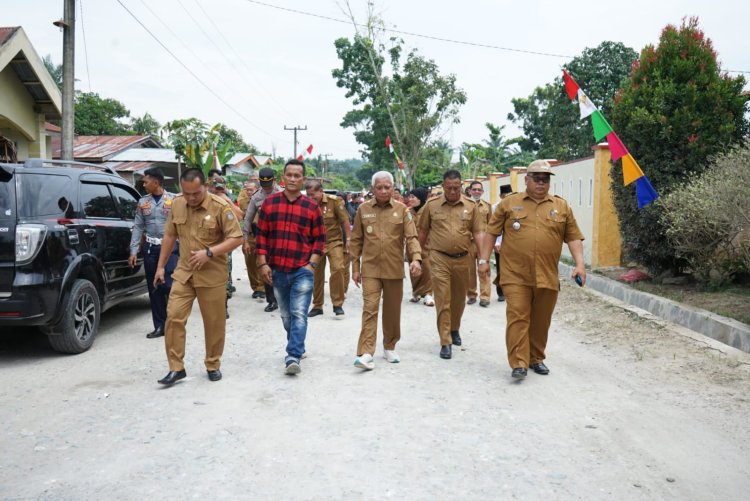 Bupati Surya BSc Letakkan Batu Pertama Pembangunan Jalan Penghubung 2 Desa di Kecamatan Bandar Pulau