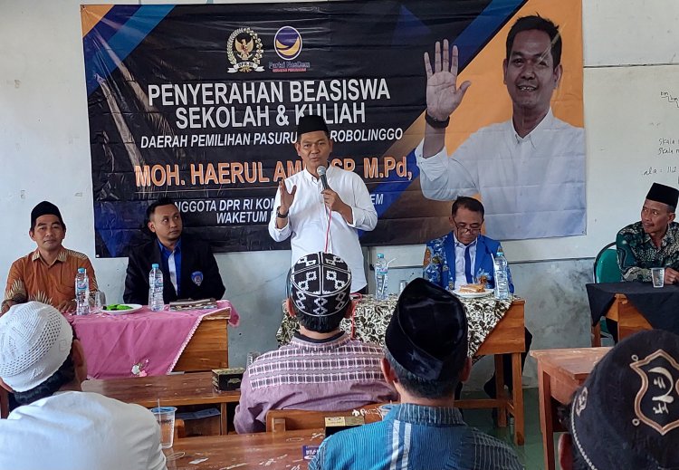 Anggota FNasdem DPR-RI, Gus Aam Salurkan 100 Beasiswa Santri di Uniwara Pasuruan