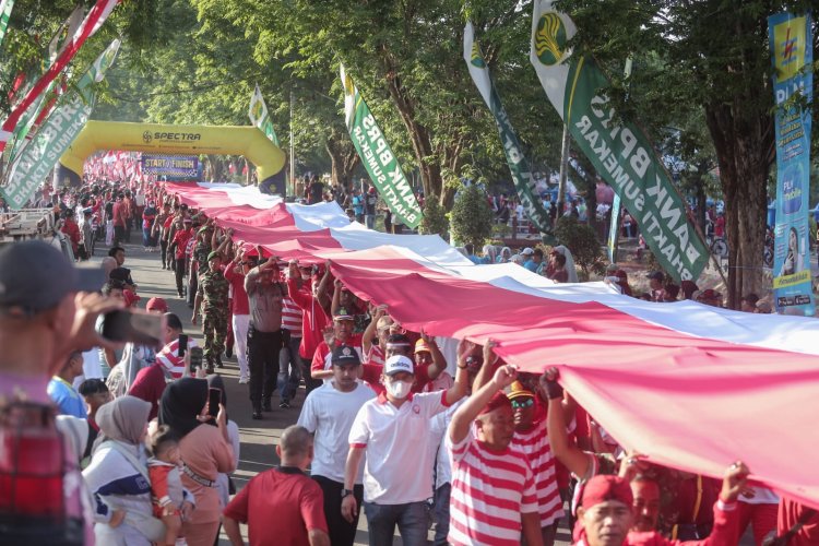 Semarak HUT RI, Pemkab Sumenep Bentangkan 78 Meter Bendera Merah Putih