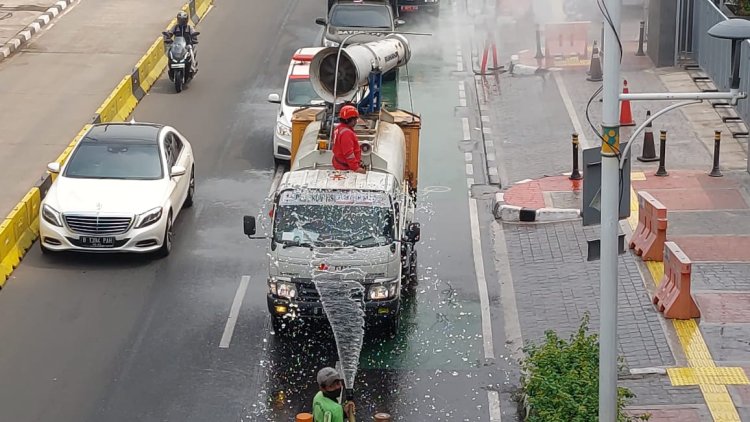 Kurangi Polusi Udara, Pemkot Jakarta Barat Kerahkan 50 Unit Mobil Tangki Air untuk Siram Jalan
