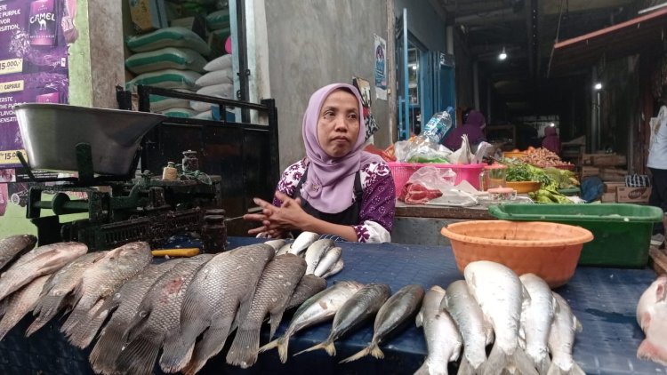 Penjualan Ikan Laut di Pasar Sayur Magetan Stabil