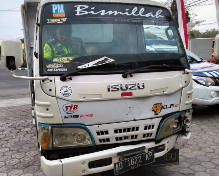 Dump Truck Muat Solar Ilegal Tabrak Pelajar di Depan Lanud Iswahjudi Magetan