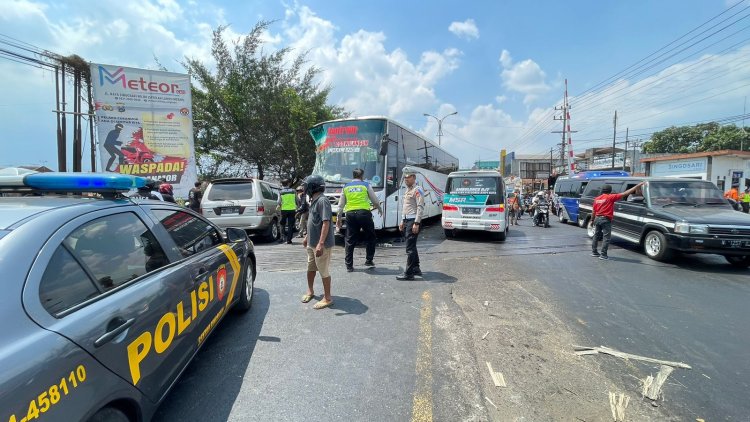 Bus Tabrak Tiga Motor dan Truk Trailer di Malang, Satu Tewas, Dua Luka-Luka