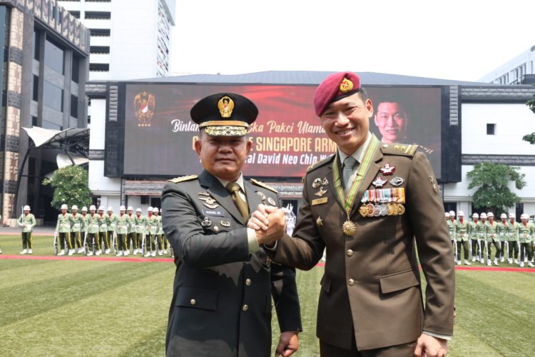 Jenderal TNI Dudung Anugerahkan Bintang Kartika Eka Paksi Utama ke Kasad Singapura