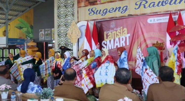 Kecamatan Junrejo Cerahkan Lansia lewat Pelatihan Batik Shibori