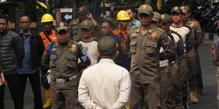 Satpol PP Lakukan Penertiban Alat Peraga Kampanye di Kota Malang