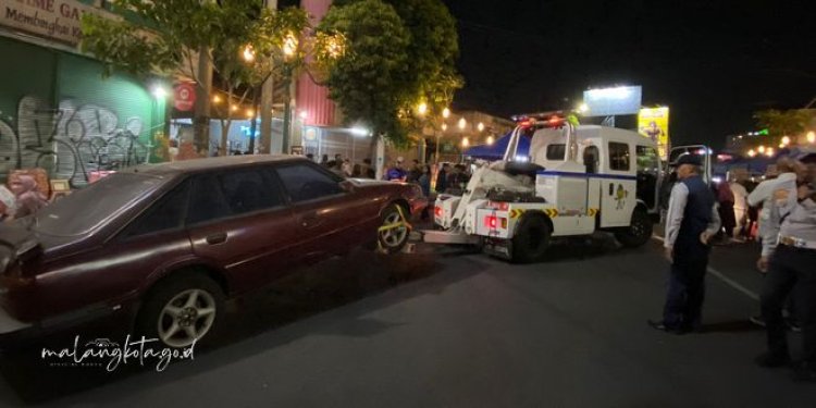 Tindak Tegas, Dishub Kota Malang Derek Mobil yang Parkir Setahun di Kayutangan