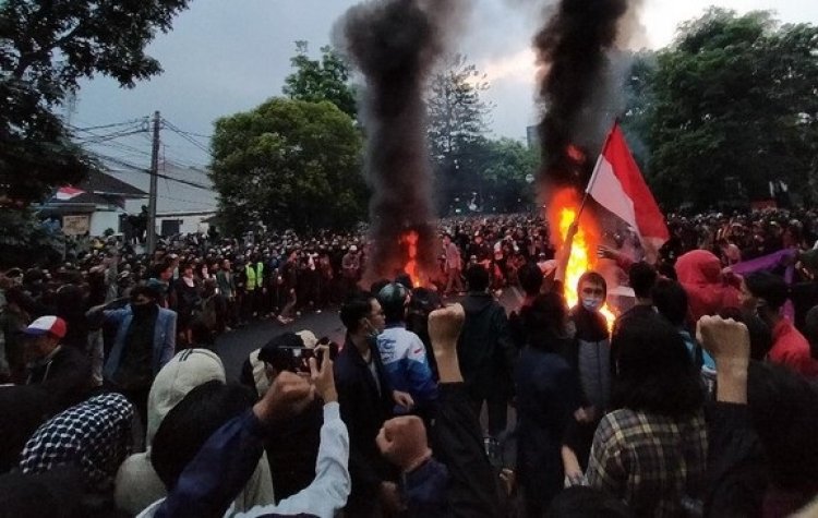 Waduh! Mahasiswa Demo ‘September Hitam’ di Bandung Jebol Gedung Sate