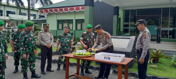 Polresta Deli Serdang dan Polsek Jajaran Datangi Mako TNI, Beri Surprise HUT TNI Ke - 78