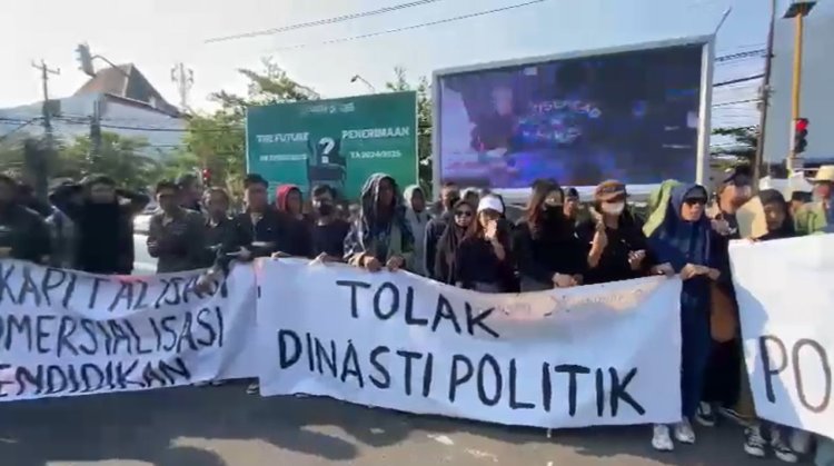 Demo di Pertigaan UIN Mahasiswa Jogja Tuding MK Diperalat Dinasti Politik, Sindir Jokowi?