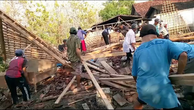 Diterjang Puting Beliung Rumah Warga Ngawi Rata Dengan Tanah