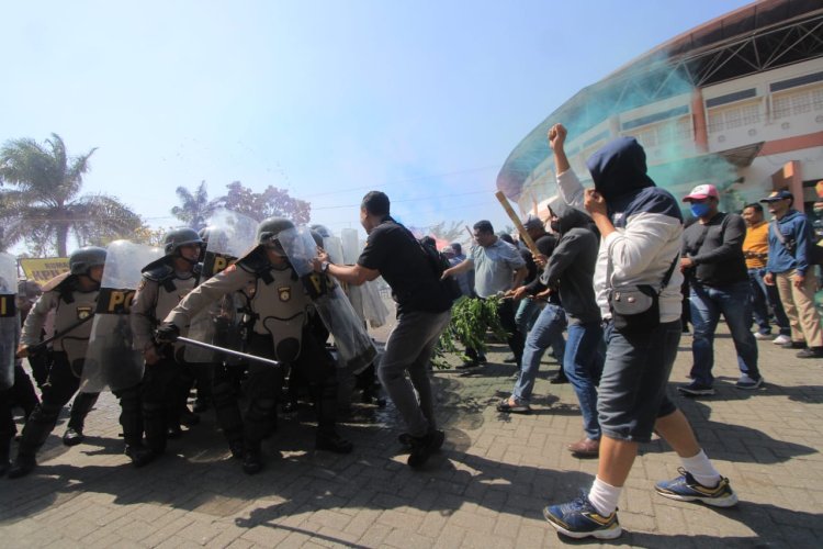 Polisi Pukul Mundur Massa Coba Gagalkan Sidang Pleno di Gedung KPU Magetan