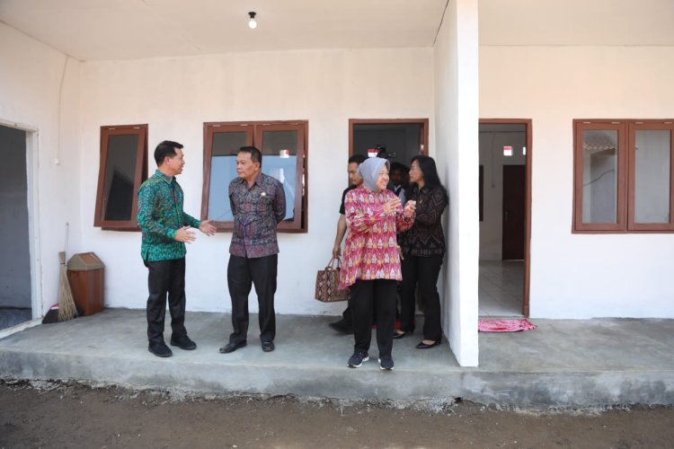 Mensos Risma Serahkan 36 Unit Rumah Bagi Warga KPM.di Klungkung Bali